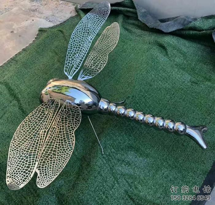 戶外蜻蜓雕塑 草地異形小品 住宅小區(qū)鏤空蜻蜓雕塑廠家