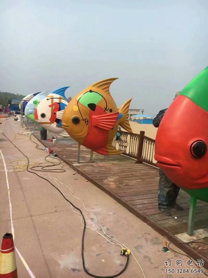 彩繪魚兒雕塑廠家 卡通噴漆小品 草地抽象魚兒雕塑 彩繪魚兒雕塑廠家 卡通噴漆小品 草地抽象魚兒雕塑