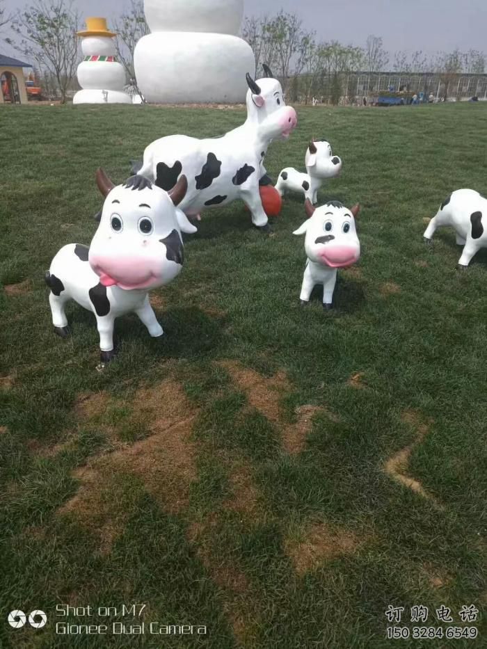 幼兒園狗雕塑廠家 卡通噴漆小品 室內(nèi)異形狗雕塑