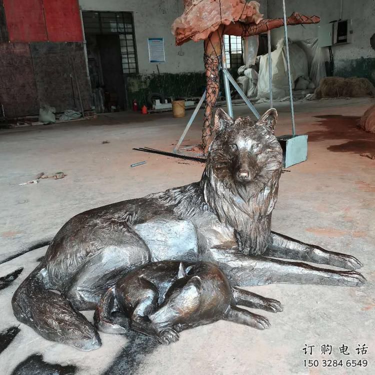 噴漆狼雕塑廠家 現(xiàn)代廣場小品 草地仿古狼雕塑 噴漆狼雕塑廠家 現(xiàn)代廣場小品 草地仿古狼雕塑