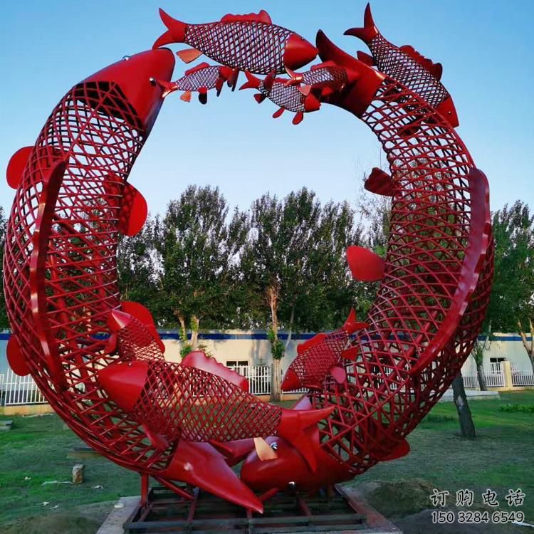 鏤空金魚雕塑廠家 現(xiàn)代抽象擺件 草地切面金魚雕塑