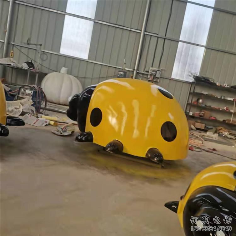 噴漆甲殼蟲雕塑廠家 卡通廣場小品 草地切面甲殼蟲雕塑 噴漆甲殼蟲雕塑廠家 卡通廣場小品 草地切面甲殼蟲雕塑