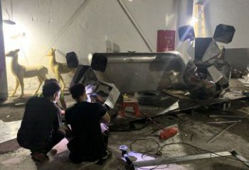 鍛造老鼠雕塑廠家 現(xiàn)代抽象擺件 草地切面老鼠雕塑