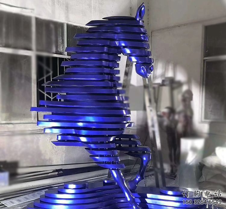 抽象馬頭雕塑廠家 創(chuàng)意戶外擺件 玄關(guān)彩繪馬頭雕塑