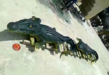 草地鱷魚雕塑廠家 海洋異形小品 公園異形鱷魚雕塑