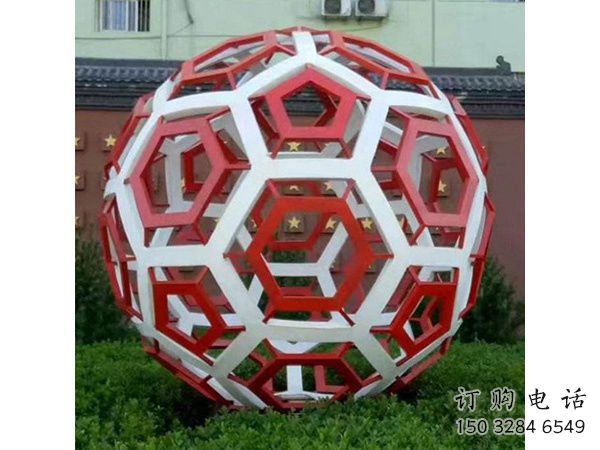 體育場(chǎng)足球雕塑廠家 仿真運(yùn)動(dòng)小品 鏤空不銹鋼足球雕塑