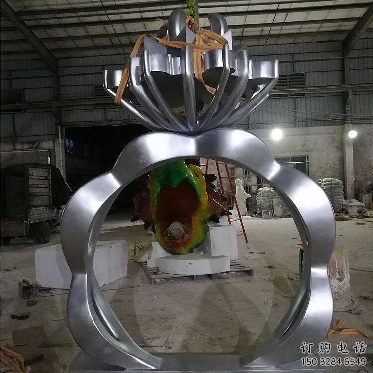 街道戒指雕塑廠家 現(xiàn)代擺件 鏡面不銹鋼戒指雕塑 街道戒指雕塑廠家 現(xiàn)代擺件 鏡面不銹鋼戒指雕塑