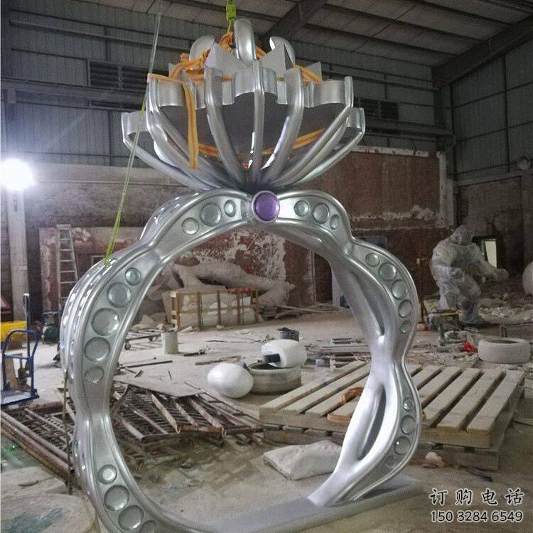 大型商場(chǎng)戒指雕塑廠家 現(xiàn)代擺件 鏡面不銹鋼戒指雕塑 大型商場(chǎng)戒指雕塑廠家 現(xiàn)代擺件 鏡面不銹鋼戒指雕塑