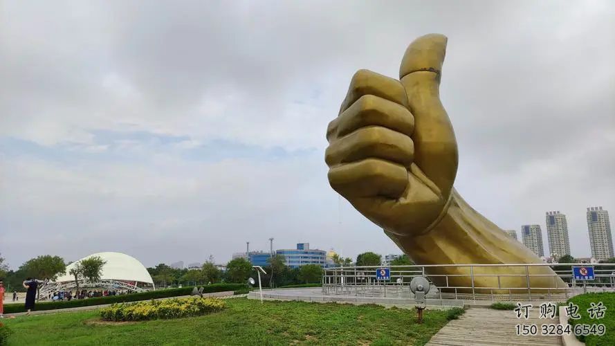 異形大拇指雕塑廠家 現(xiàn)代小品 創(chuàng)意不銹鋼大拇指雕塑廠