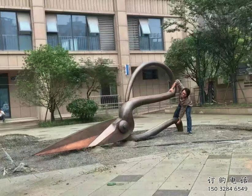 現(xiàn)代剪刀雕塑廠家 大型別墅區(qū)擺件 抽象不銹鋼剪刀雕塑廠 現(xiàn)代剪刀雕塑廠家 大型別墅區(qū)擺件 抽象不銹鋼剪刀雕塑廠