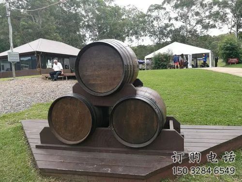 街頭酒桶雕塑廠家 大型別墅區(qū)擺件 仿古酒桶雕塑廠