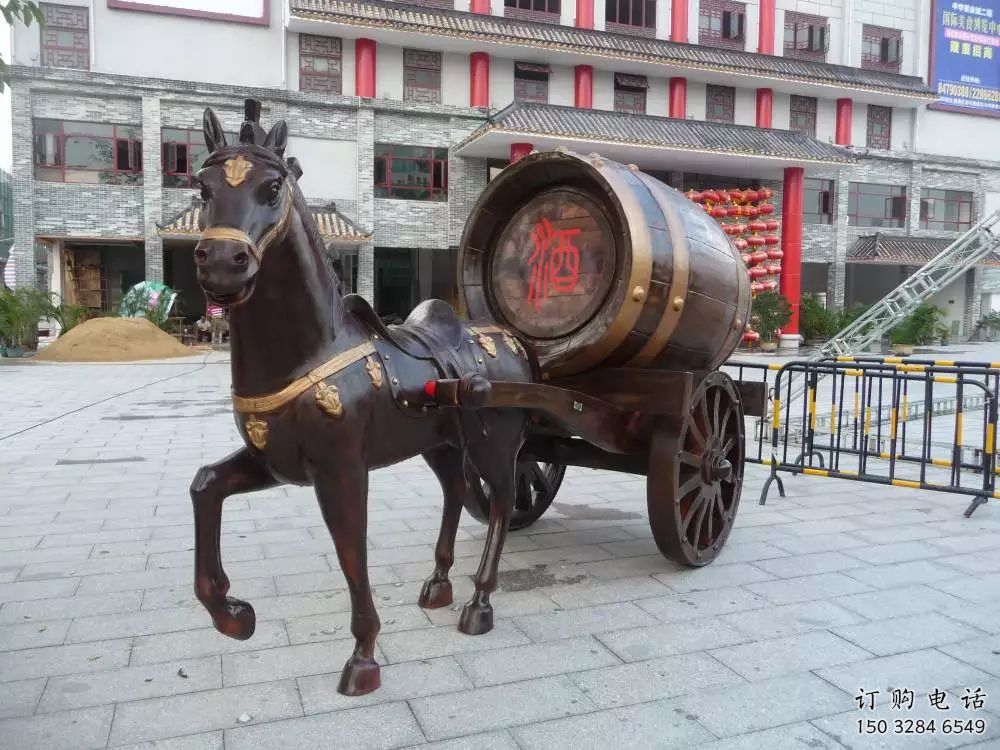 大型酒桶雕塑廠家 創(chuàng)意擺件小品 仿古酒桶雕塑生產