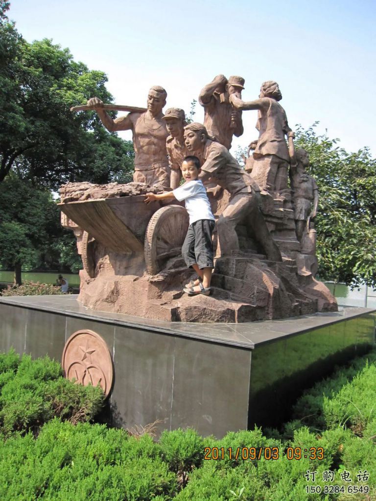 街頭擁軍雕塑廠家 大型戶外擺件  烤漆擁軍雕塑生產(chǎn)制作