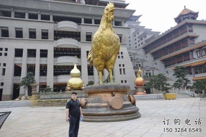 西藏操場(chǎng)小雞雕塑，景觀(guān)題材，鍍銅工藝