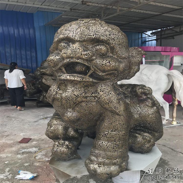 公共獅子雕塑訂做，城市裝飾，不銹鋼鏤空獅子雕塑