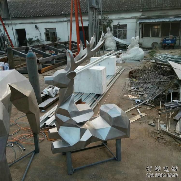 公園小鹿雕塑定做，小區(qū)擺件，鏡面切面小鹿雕塑制作