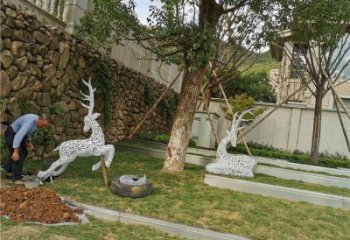 美陳小鹿雕塑供應(yīng)，城區(qū)小品，鏤空小鹿雕塑制造商