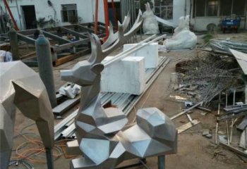 公園小鹿雕塑定做，小區(qū)擺件，鏡面切面小鹿雕塑制作