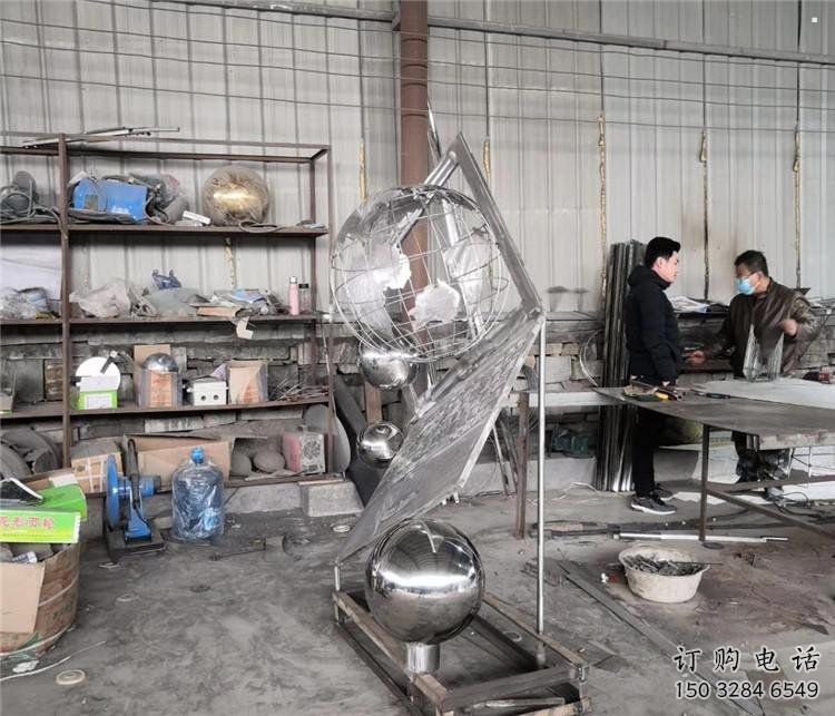 地球儀雕塑批發(fā)，鏡面工藝，景觀筆記本地球儀雕塑承接