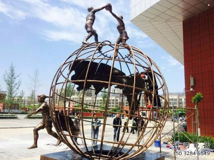 地球儀雕塑供應(yīng)，地標(biāo)擺件，地球儀人物雕塑制造廠家