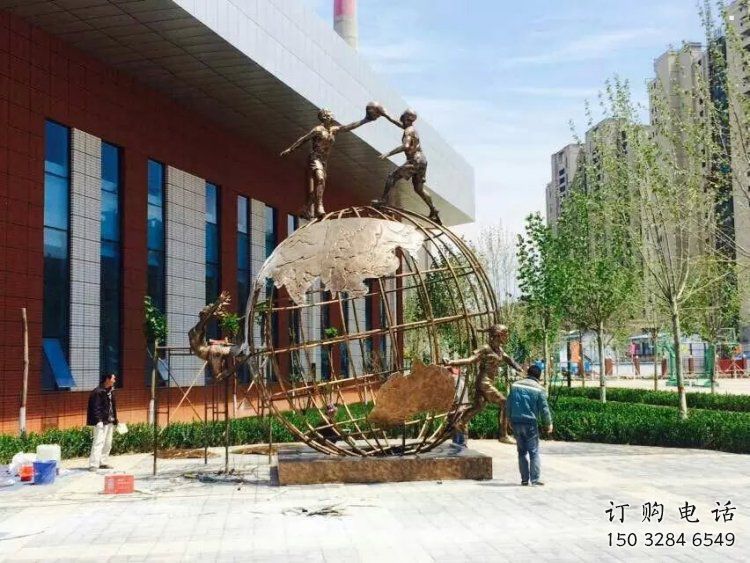 地球儀雕塑精選，歐式風(fēng)格，藝術(shù)地球儀人物雕塑指用