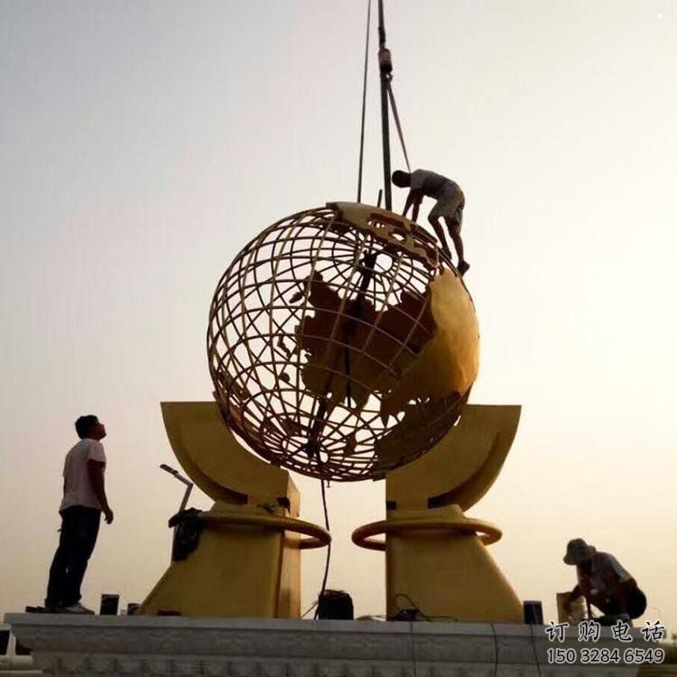 地球儀雕塑觀賞型，標(biāo)識(shí)雕塑，安裝手托地球儀雕塑廠家