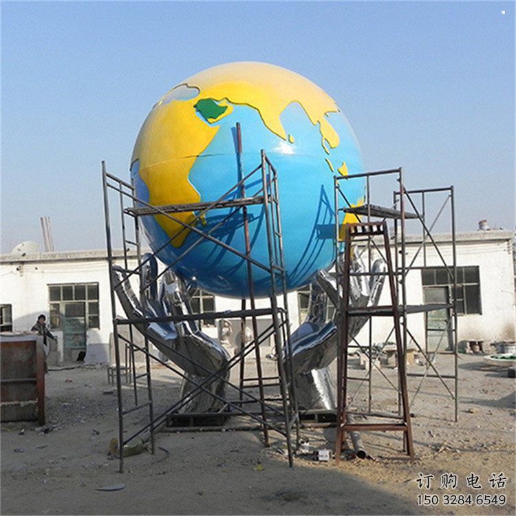 地球儀雕塑制作，村標(biāo)概念，鍛鋼手托地球儀雕塑廠家