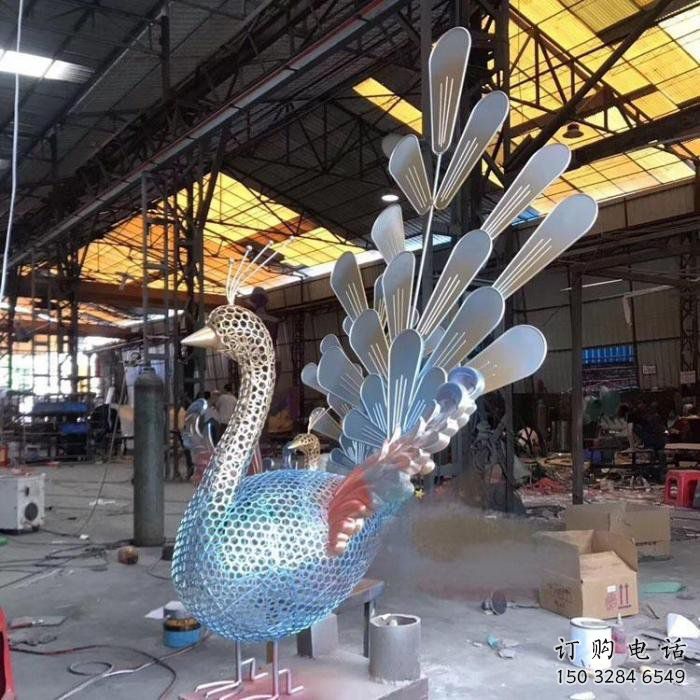 孔雀雕塑廠家，小區(qū)擺件，不銹鋼鏤空孔雀雕塑制造商