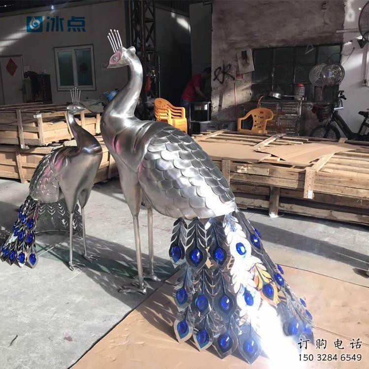 制作藝術(shù)孔雀雕塑廠家，鏡面工藝，不銹鋼孔雀雕塑預(yù)定