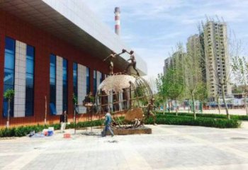 地球儀雕塑定價(jià)，拉絲工藝，地球儀人物雕塑制作