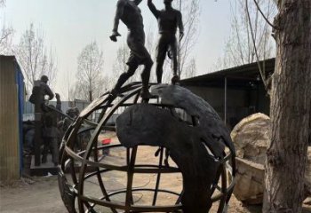地球儀雕塑供應(yīng)，校園雕塑，地球儀人物雕塑制造廠家