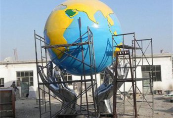 地球儀雕塑制作，村標(biāo)概念，鍛鋼手托地球儀雕塑廠家