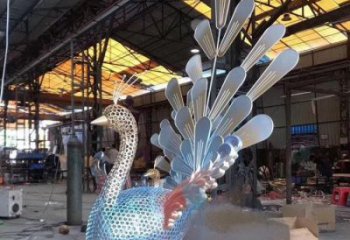 孔雀雕塑廠家，小區(qū)擺件，不銹鋼鏤空孔雀雕塑制造商