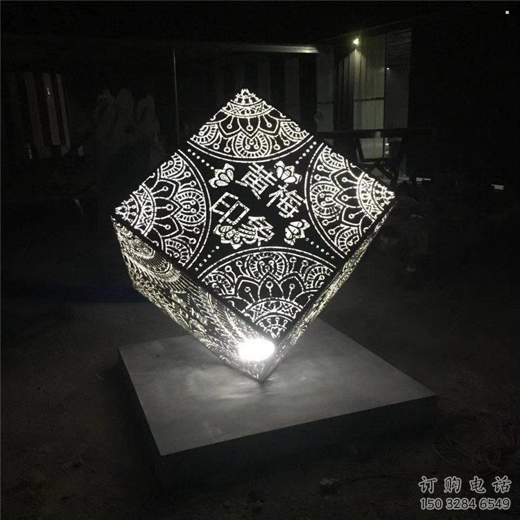 魔方雕塑定做，公園小品，燈光魔方雕塑點(diǎn)擊