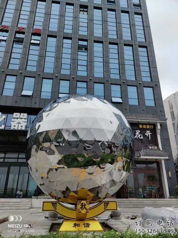 鏡面球雕塑承接，街頭藝術(shù)，不銹鋼球雕塑廠家