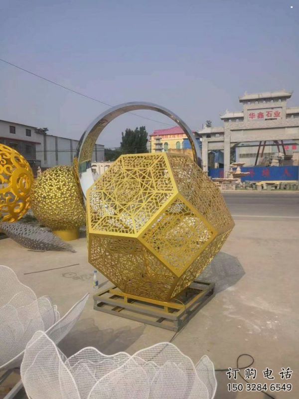 棱面球雕塑標(biāo)準(zhǔn)，景區(qū)案例，不銹鋼鏤空棱面球雕塑常用
