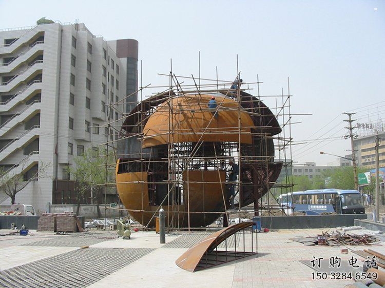 鏤空球雕塑精選，彩鋼制作，異形鏤空球雕塑工廠