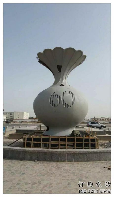 花瓶雕塑定做，城區(qū)小品，裝飾玻璃鋼花瓶雕塑定價(jià)