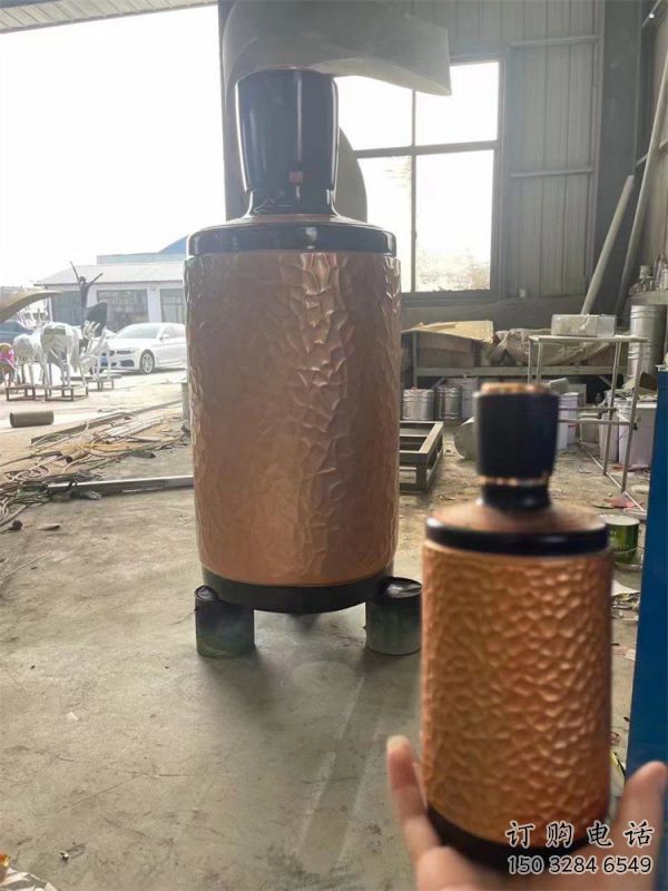 藝術(shù)酒瓶雕塑展品，室外軟裝，展示玻璃鋼酒瓶雕塑訂做