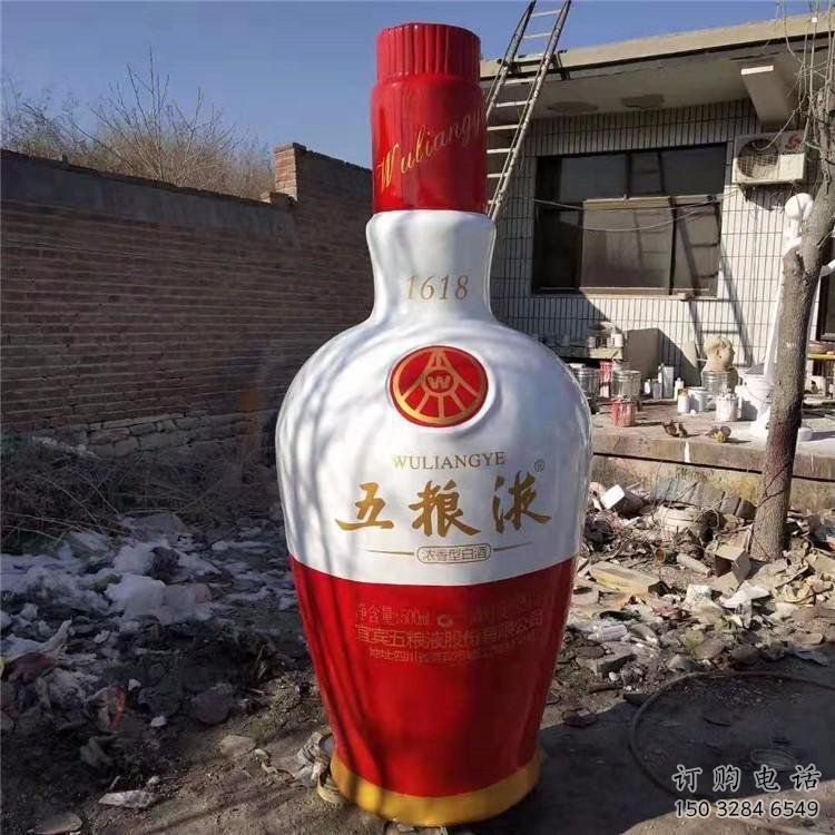 酒瓶雕塑選定，園林裝飾，大型玻璃鋼酒瓶雕塑公司
