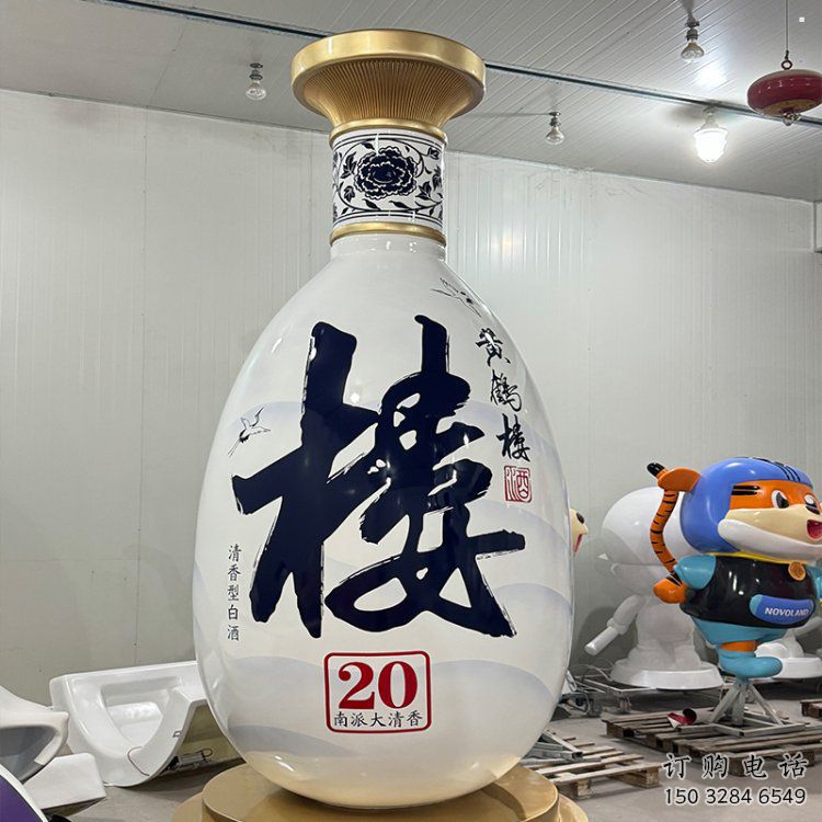 洋酒瓶雕塑承接，景觀雕塑，玻璃鋼洋酒瓶雕塑定制