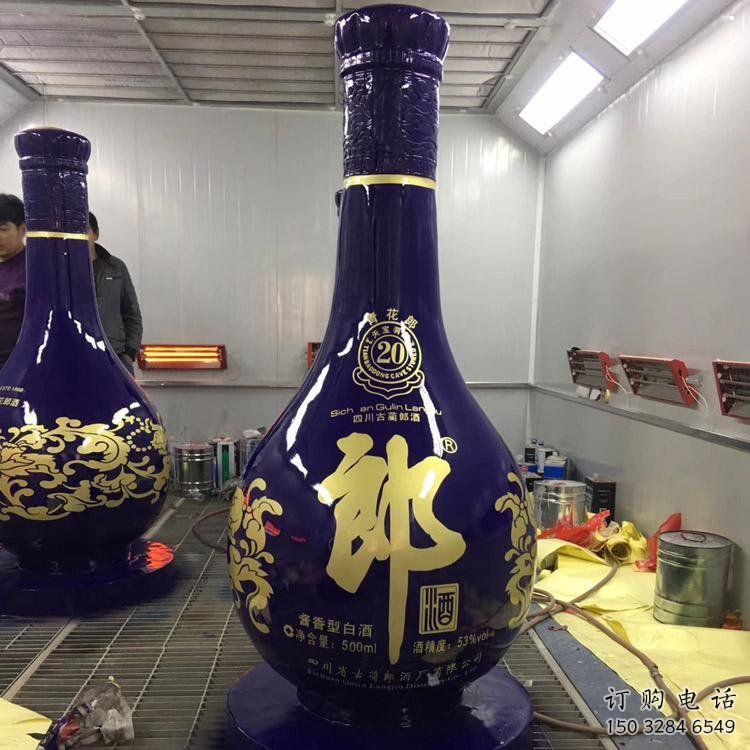 洋酒瓶雕塑選用，多彩藝術(shù)，玻璃鋼洋酒瓶雕塑展品