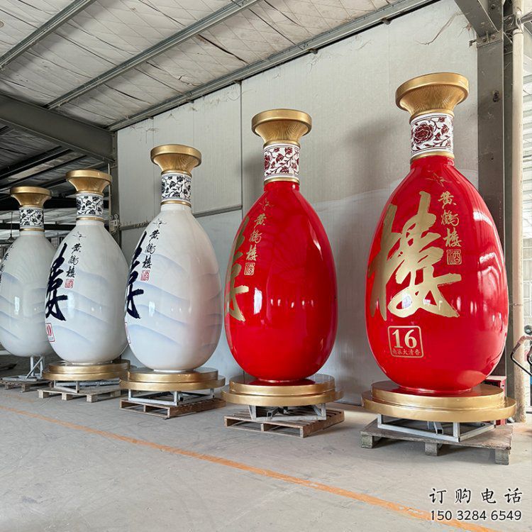 洋酒瓶雕塑預定，小區(qū)擺件，玻璃鋼洋酒瓶雕塑廠家