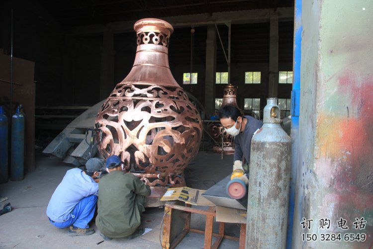 銅花瓶雕塑定做，廣場(chǎng)雕塑，室外銅花瓶雕塑提供