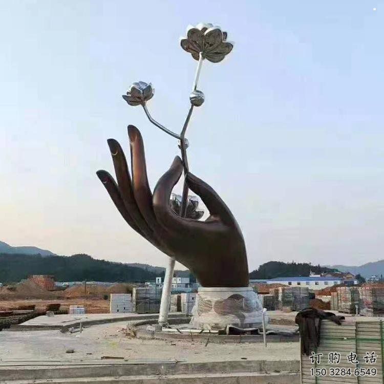 手拈花雕塑優(yōu)選，城市裝飾，不銹鋼手拈花雕塑訂做