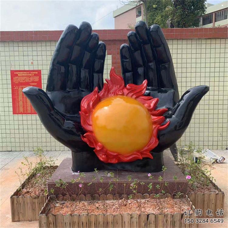 火球雕塑展品，花園小品，玻璃鋼手托火球雕塑優(yōu)選