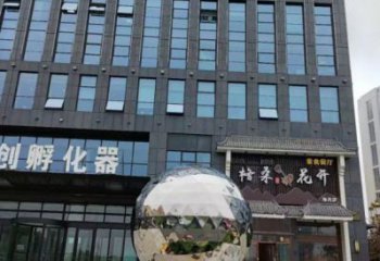 鏡面球雕塑制造，城區(qū)小品，不銹鋼球雕塑廠家提供