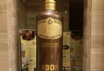 金屬酒瓶雕塑通用，城市雕塑，彩色玻璃鋼酒瓶雕塑指用