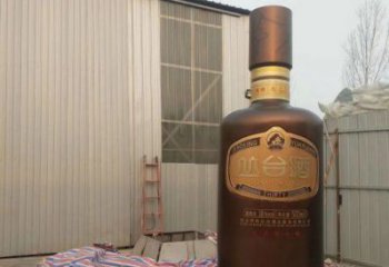 酒瓶雕塑造型選用，美陳雕塑，玻璃鋼酒瓶雕塑標(biāo)準(zhǔn)