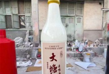酒瓶雕塑定做，小區(qū)擺件，玻璃鋼酒瓶雕塑制作